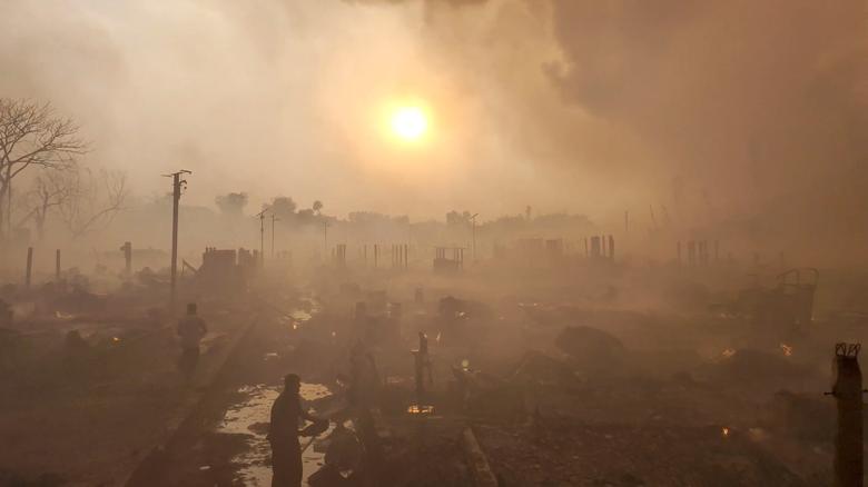 Se ve fuego y humo en el campo de refugiados de Balukhali en Cox's Bazar.