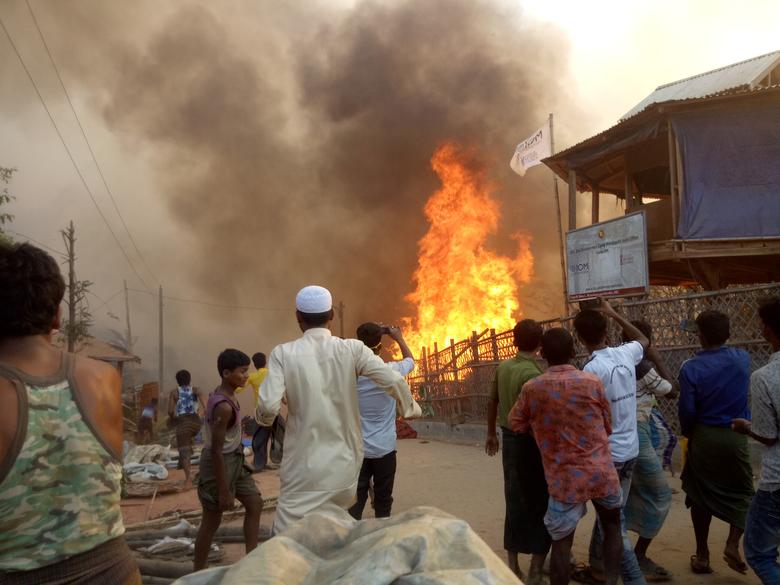 Se ve fuego en el campo de refugiados de Balukhali, en Cox's Bazar.