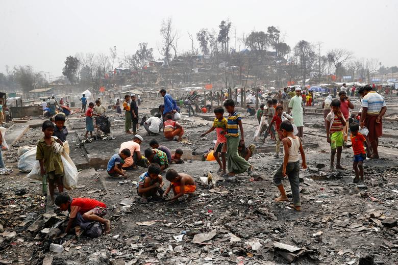 Refugiados rohingya buscan materiales valiosos, como oro, entre las cenizas en Cox's Bazar.