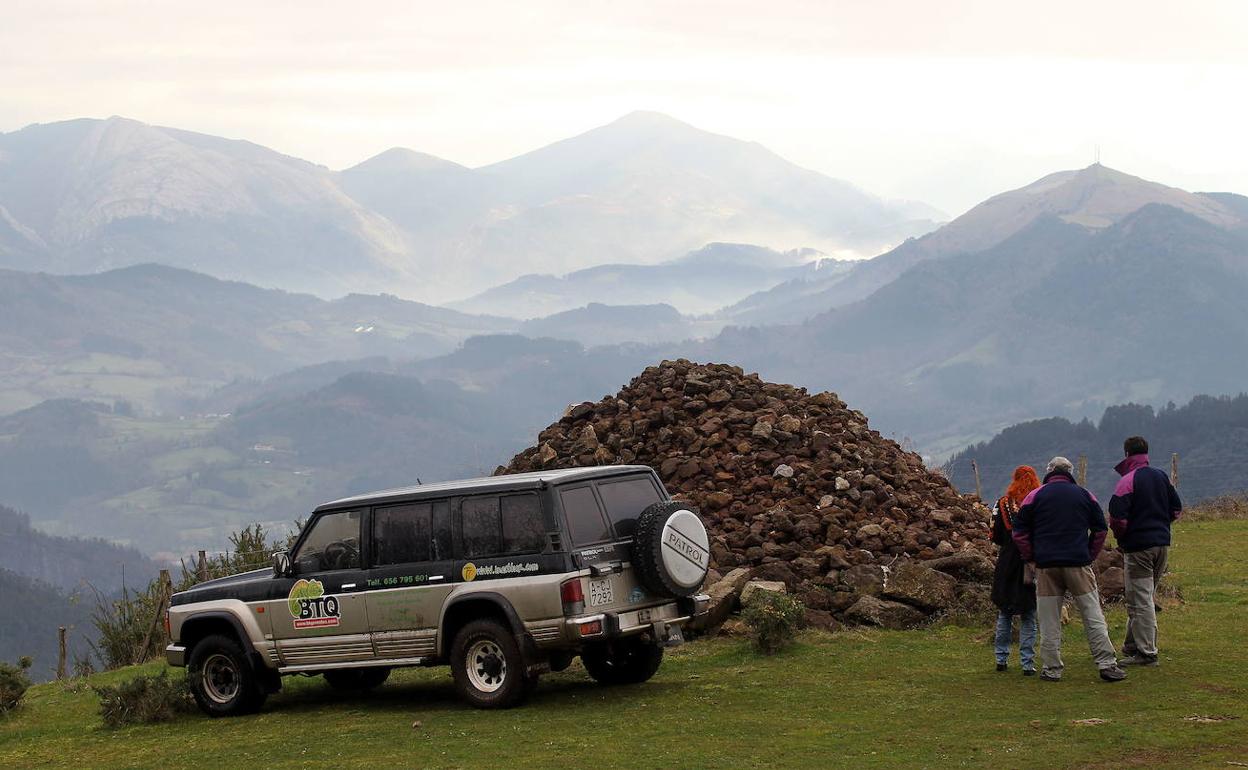 Participantes en una excursión en todoterreno observan los montes de las Encartaciones.