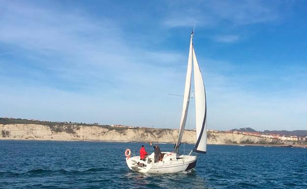 Un velero bordea los acantilados próximos a la playa de Arrigunaga.