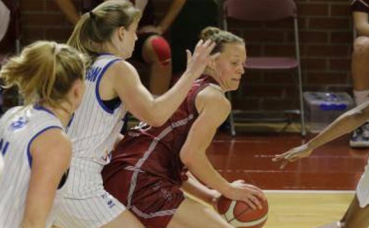 Bjorklund trata de quirtarse de encima a Samuelson para buscar un lanzamiento. 