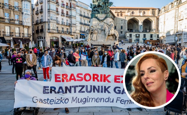 Concentración contra la violencia de género en Vitoria. A la derecha, fotografía de Rocío Carrasco. .