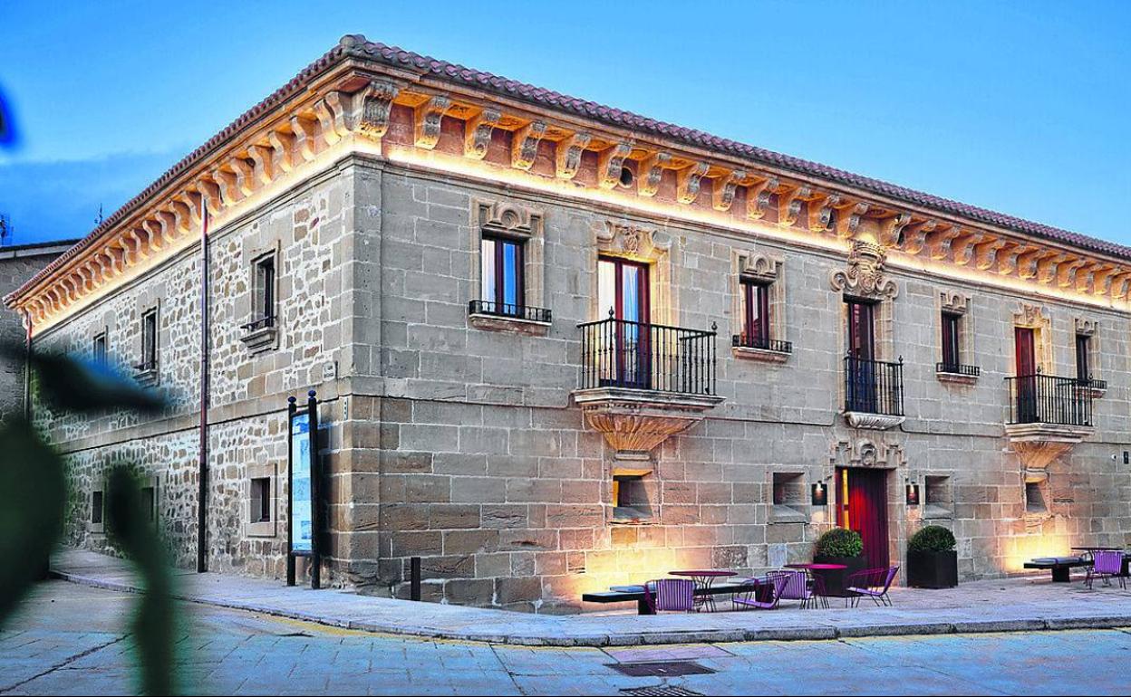 El palacete del siglo XVIII ya fue un hotel antes de que los Rothschild compraran el edificio a la Diputación en subasta pública en 2017.