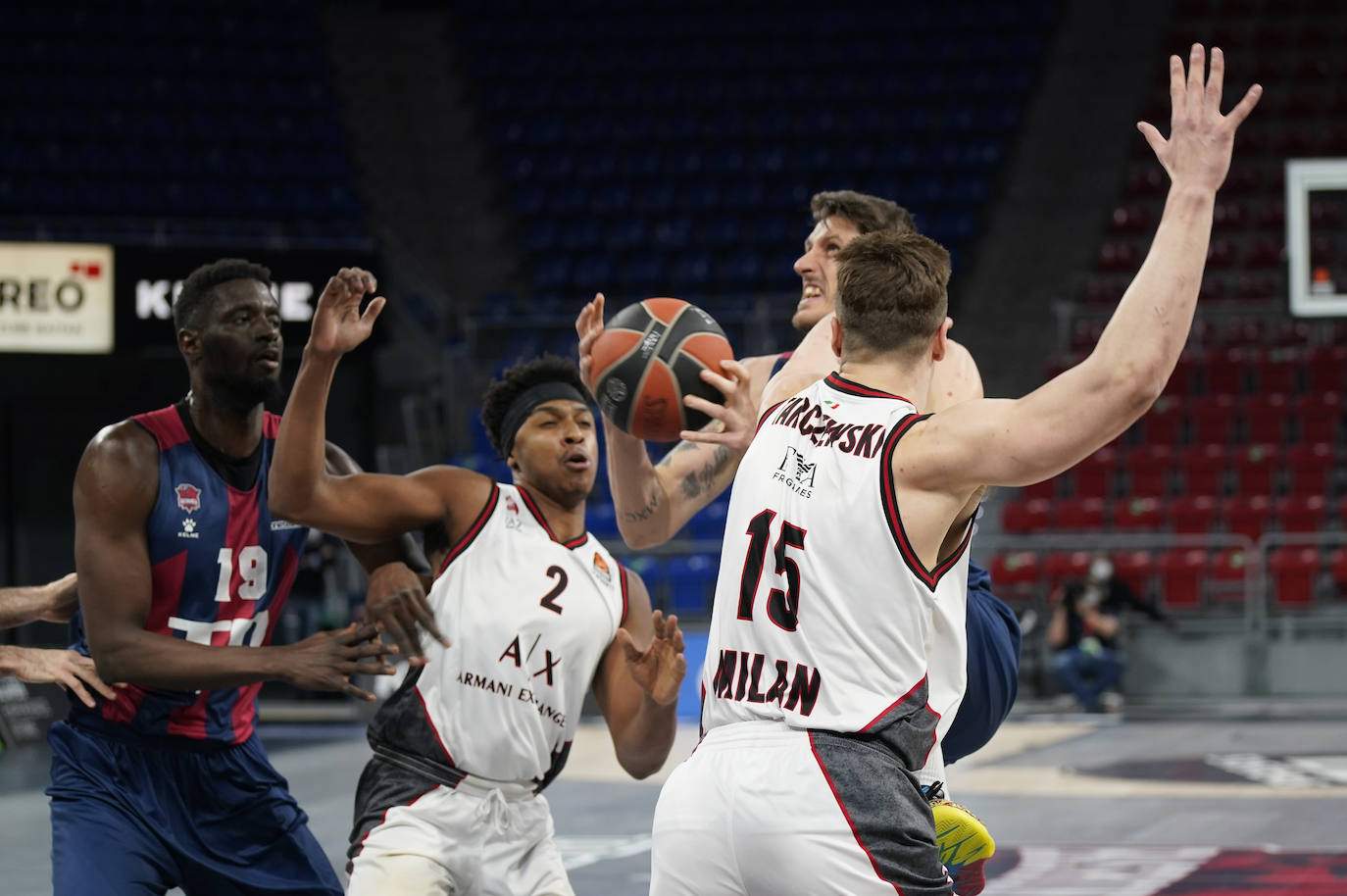 Fotos: Las mejores imágenes del Baskonia - Milán