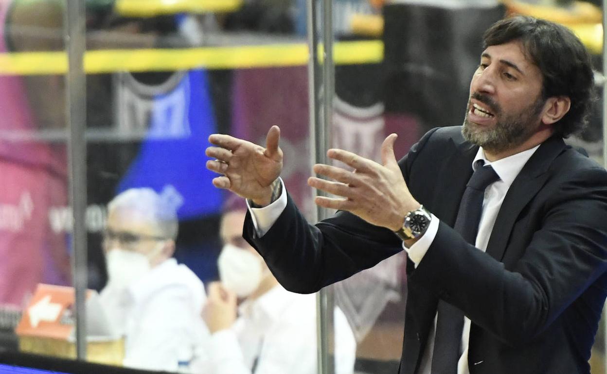 Mumbrú trata de ajustar a sus hombres en la pista. 