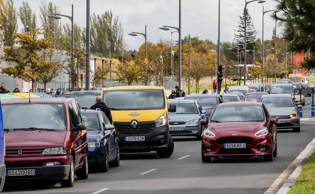 Tráfico en una de las principales arterias de Zabalgana.