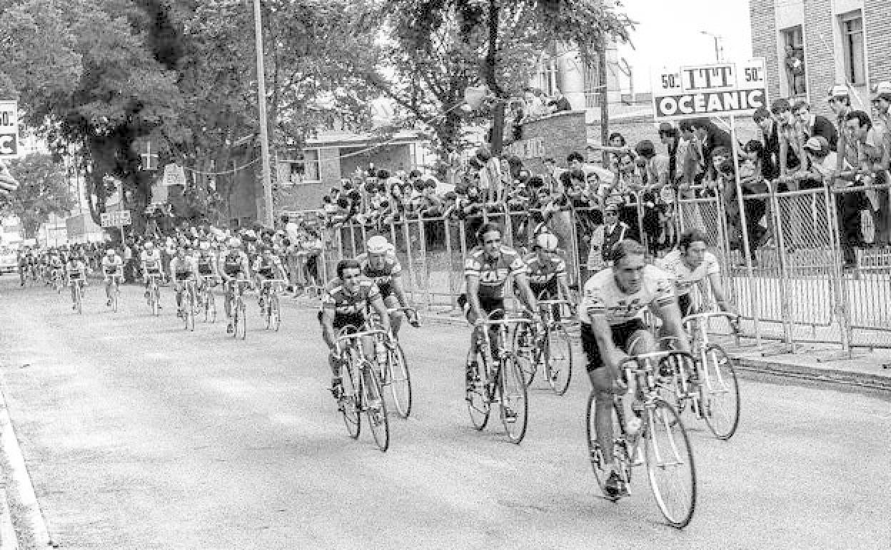 En Gamarra. El pelotón ciclista del Tour'77 enfila la recta de llegada en la Avenida de los Olmos.