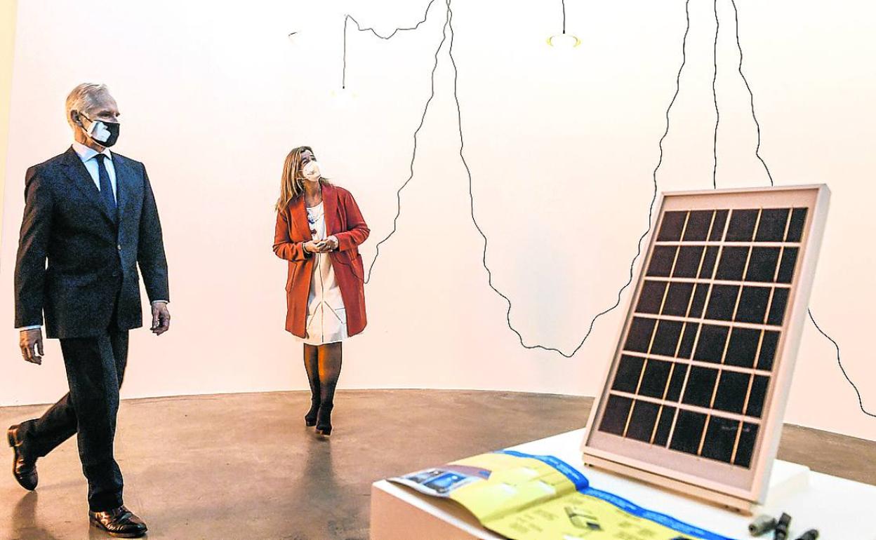 Juan Ignacio Vidarte, director general del Guggenheim, y Teresa Laespada, diputada foral de Empleo, Inclusión Social e Igualdad. 