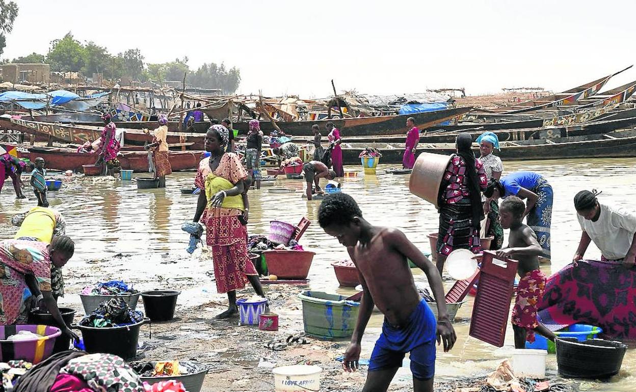 Un grupo de mujeres lava rompa en el río Bani, a la altura del puerto de Mopti. 