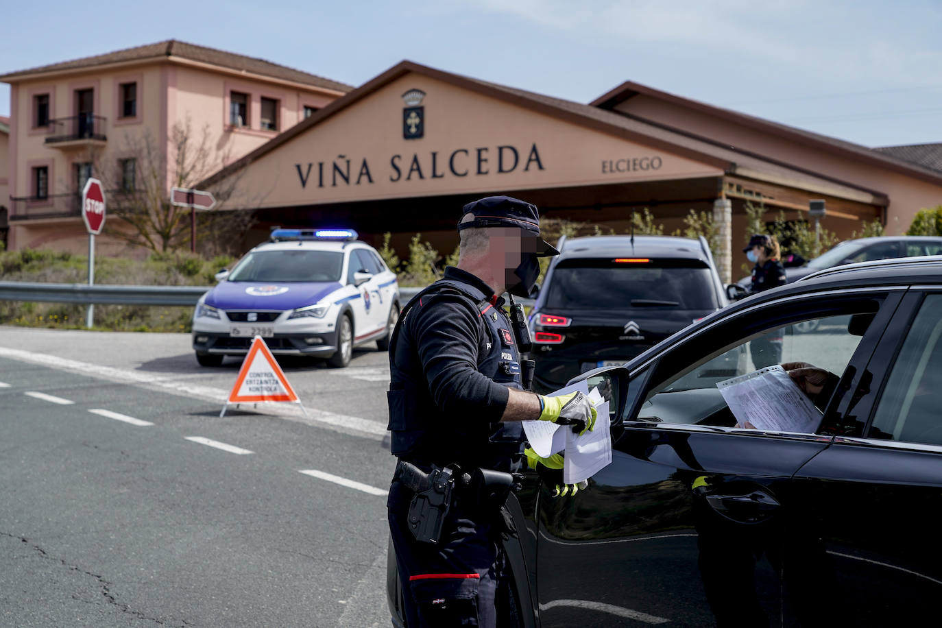 Los controles se suceden en las carreteras que unen La Rioja y Álava.