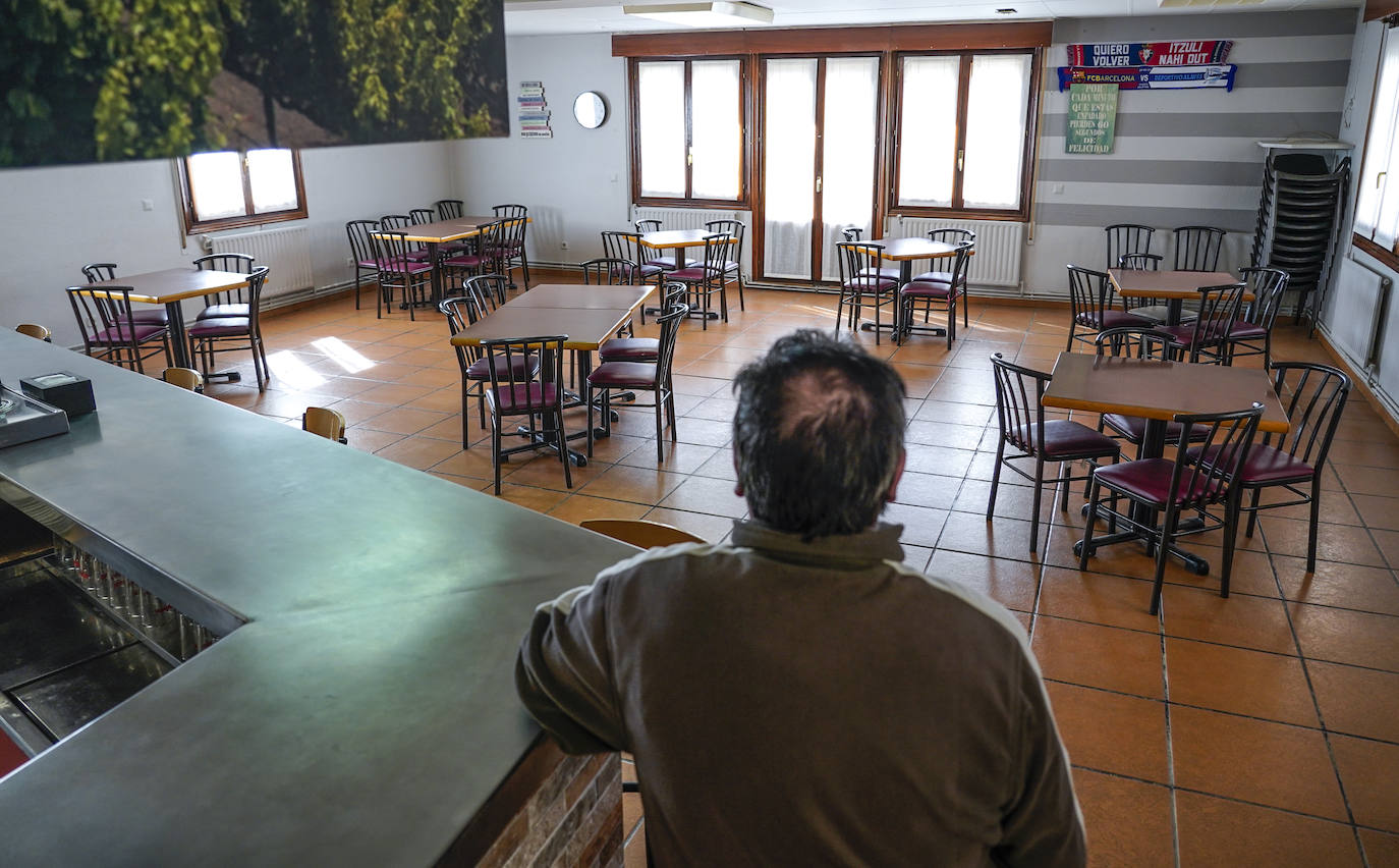 Luis González observa las mesas vacías del bar del centro del jubilado de Elvillar.