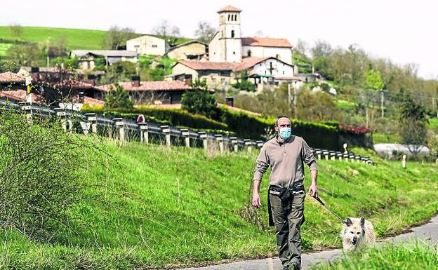 Paseo por las cercanías. Alfredo Alves, vecino de Izarra, pasea con su perra Kira por los alrededores del pueblo. 