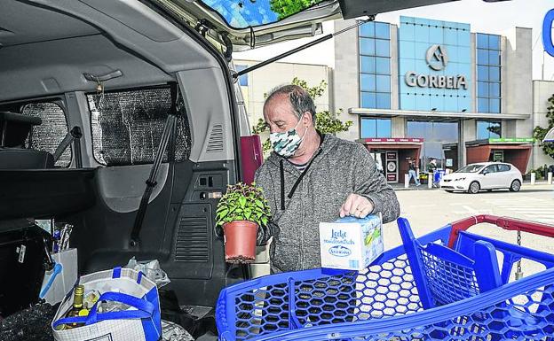 Con dudas. Goyo González, vecino de Aretxabaleta, acudió a hacer la compra al centro comercial Gorbeia. La Ertzaintza advierte, sin embargo, de que solo pueden acudir los residentes en Zigoitia.