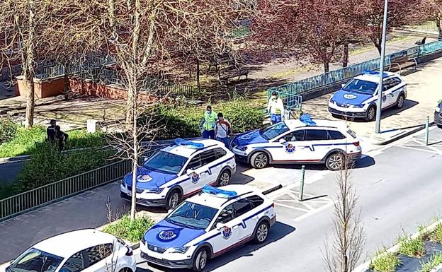 Cuatro dotaciones de la Ertzaintza acudieron el sábado a la zona okupada de Olárizu. 