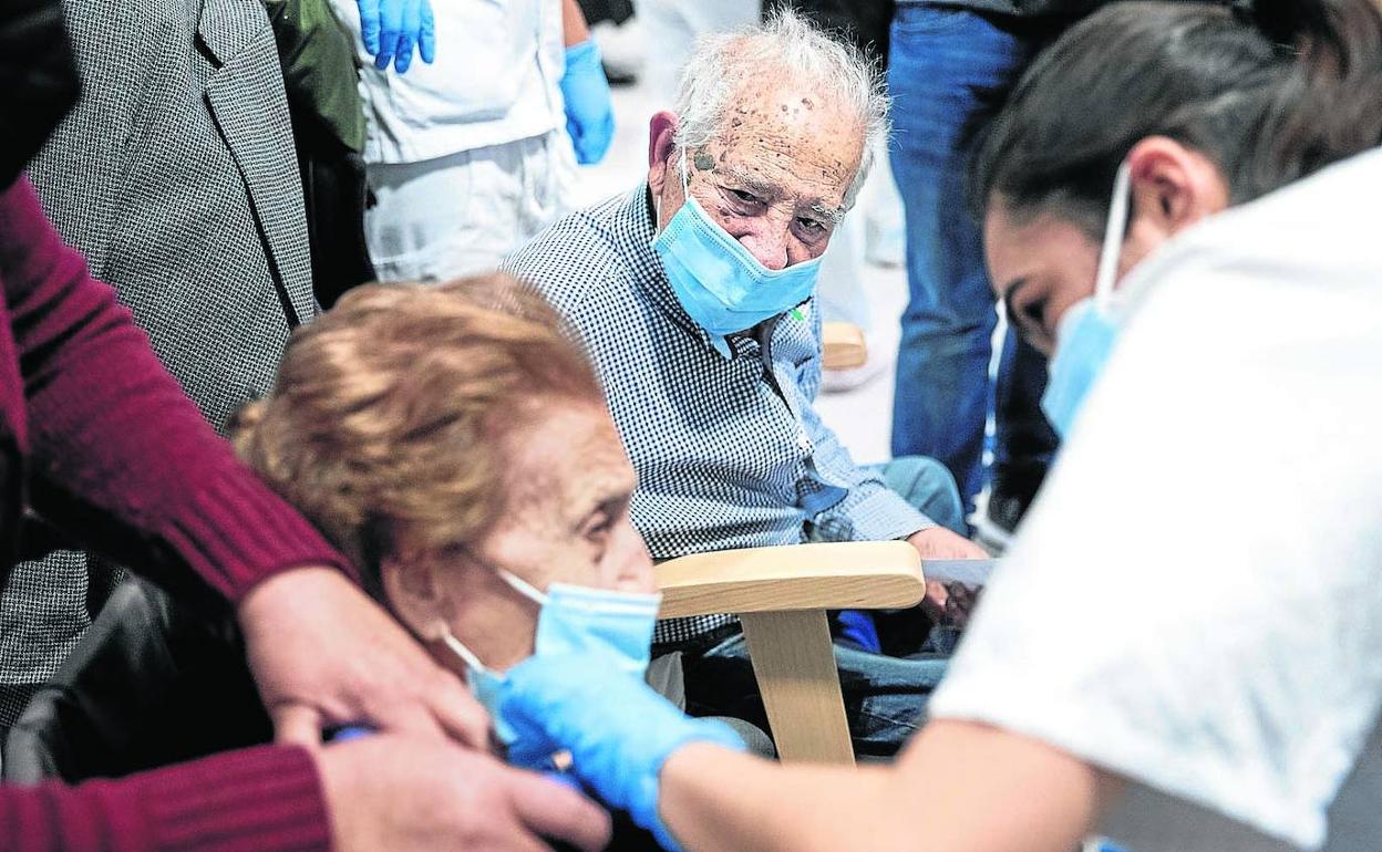 Euskadi avanza en la inmunización de sus mayores y en unas semanas habrá administrado la primera dosis a todos los octogenarios.