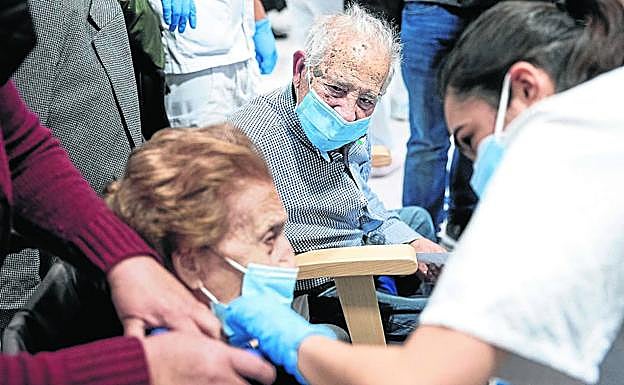 Euskadi prevé tener vacunados con una dosis a todos los mayores de 80 a mediados de abril