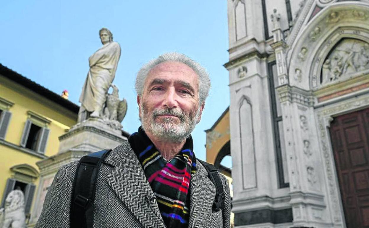 El conde Sperello di Serego Alighieri, descendiente de Dante, junto a la estatua del poeta en Florencia.