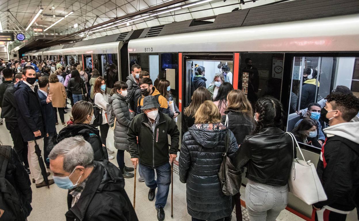 Usuarios del metro en hora punta