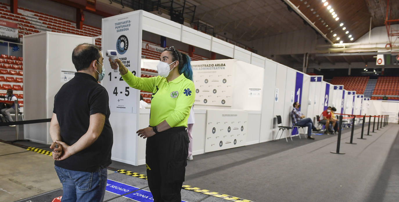 Osakidetza estrenó ayer las instalaciones habilitadas en el pabellón de La Casilla para acelerar el ritmo de vacunación.