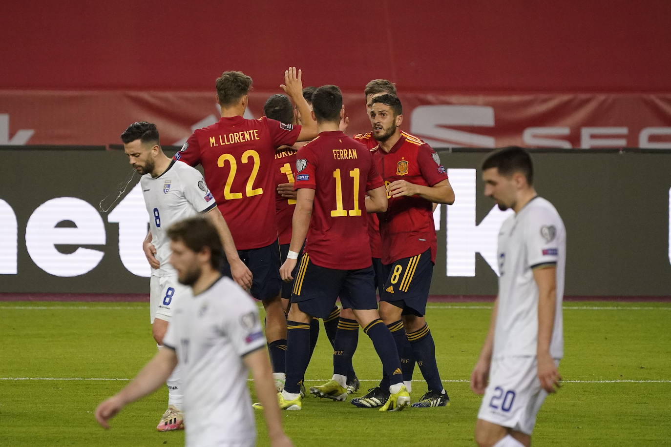 Fotos: Iñigo Martínez y Unai Simón, titulares con España