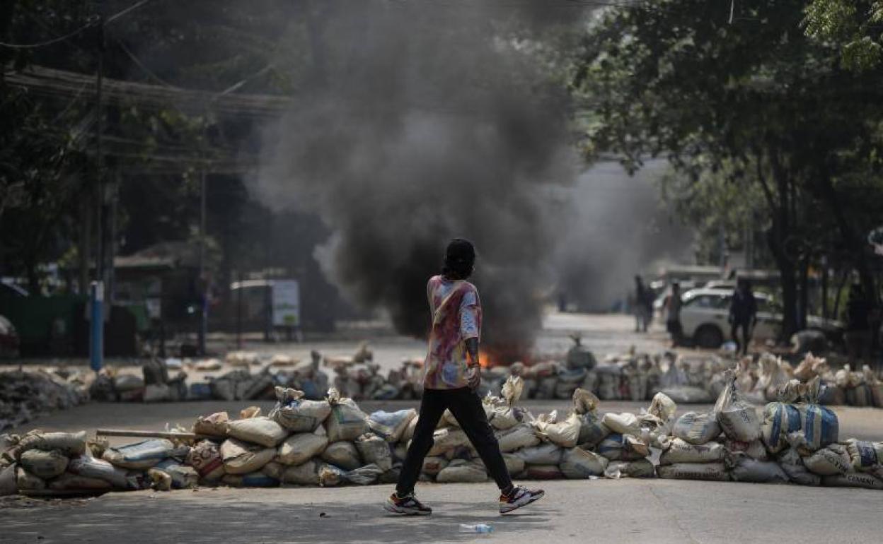 Barricadas en la ciudad de Yangon, Birmania.