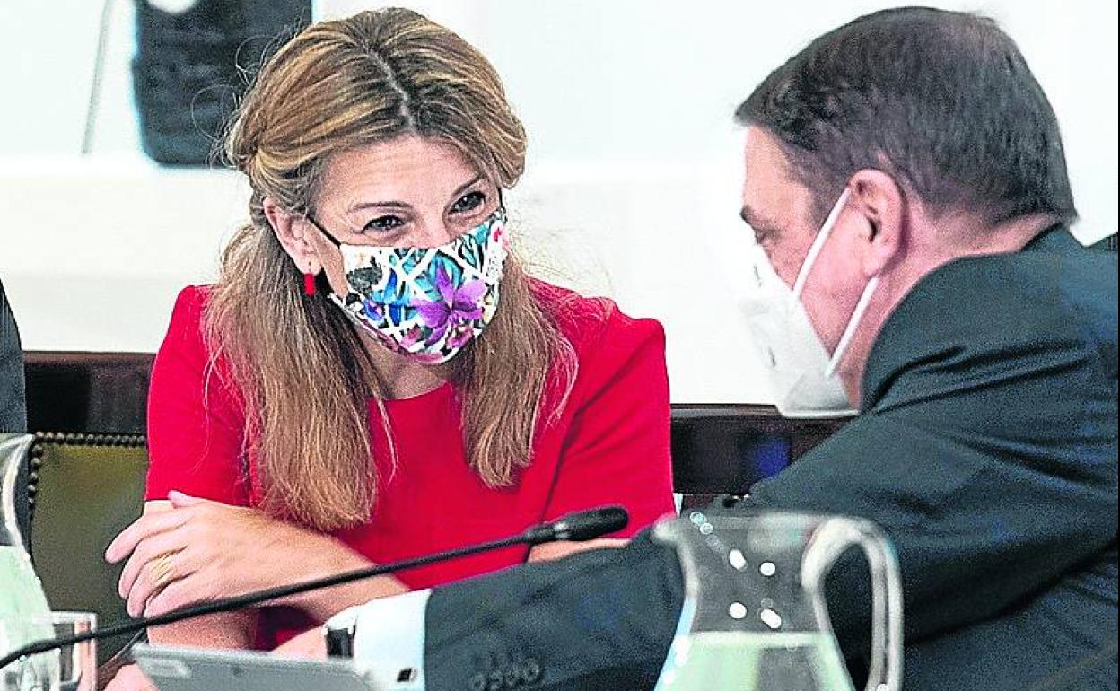 Yolanda Díaz y Luis Planas, ayer en el Consejo de Ministros. 