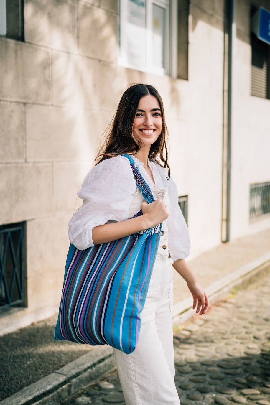 Fotos: Los bolsos de esta firma bilbaína te permiten viajar desde casa esta Semana Santa