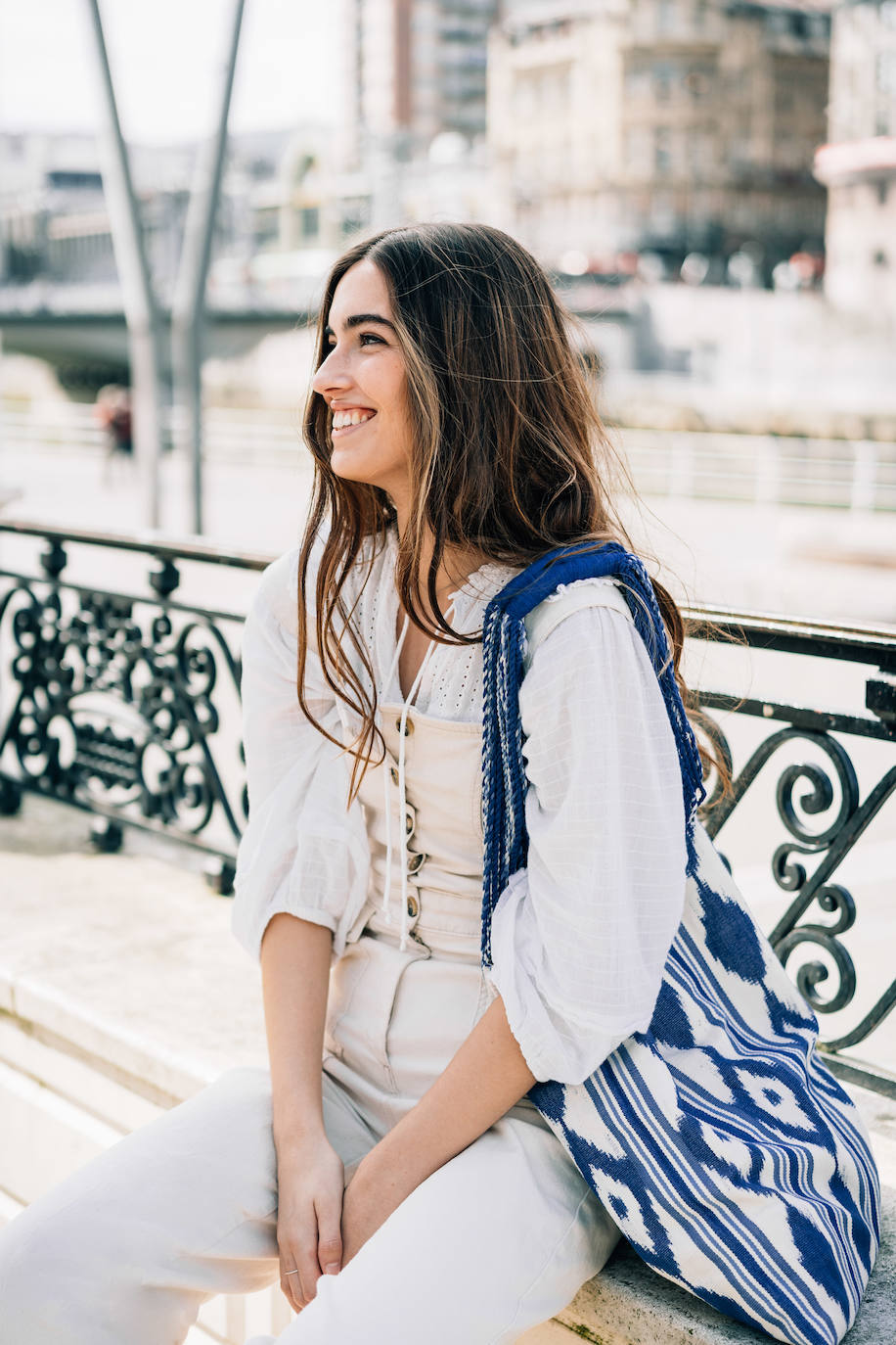 Fotos: Los bolsos de esta firma bilbaína te permiten viajar desde casa esta Semana Santa