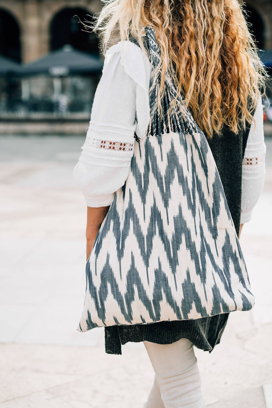 Fotos: Los bolsos de esta firma bilbaína te permiten viajar desde casa esta Semana Santa