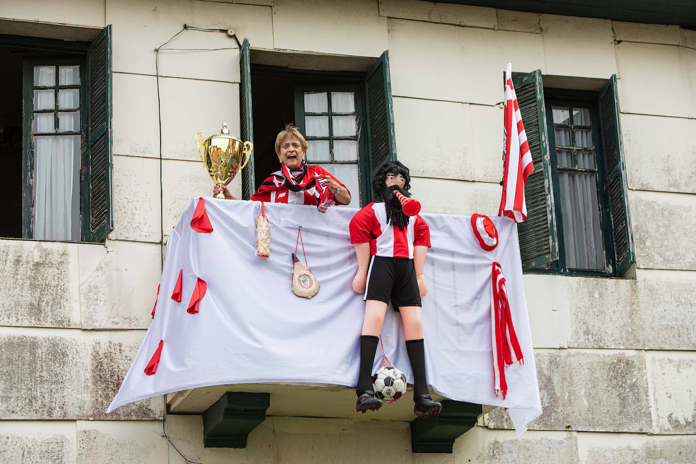 Fotos: Ambiente del Athletic en los balcones de Bizkaia