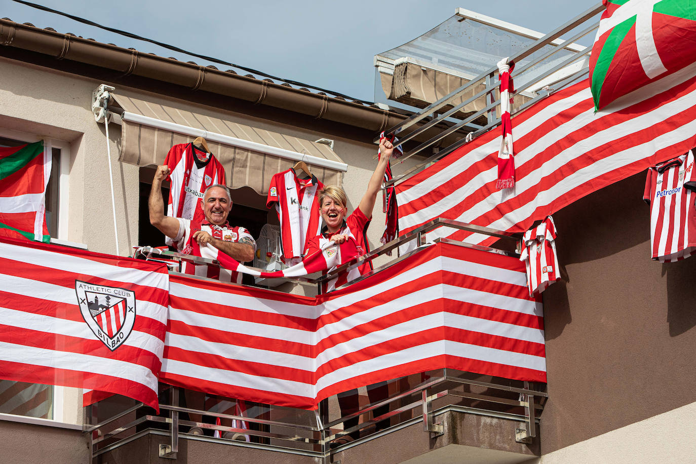 Fotos: Ambiente del Athletic en los balcones de Bizkaia