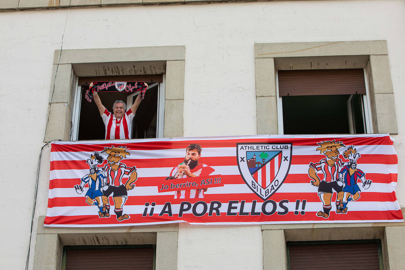 Fotos: Ambiente del Athletic en los balcones de Bizkaia