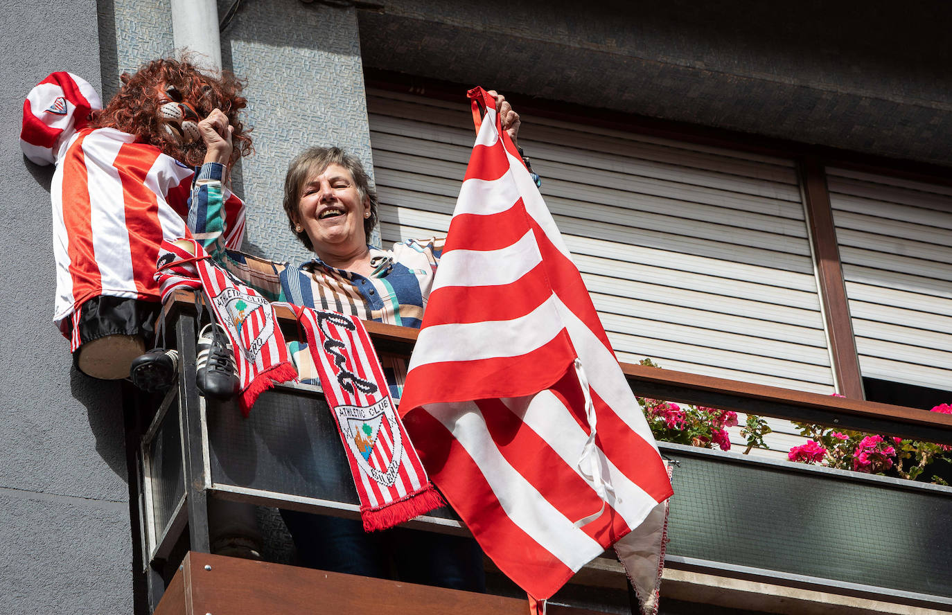 Fotos: Ambiente del Athletic en los balcones de Bizkaia