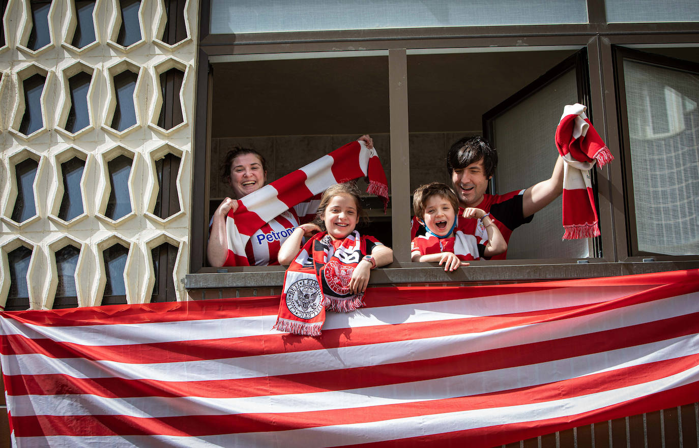 Fotos: Ambiente del Athletic en los balcones de Bizkaia