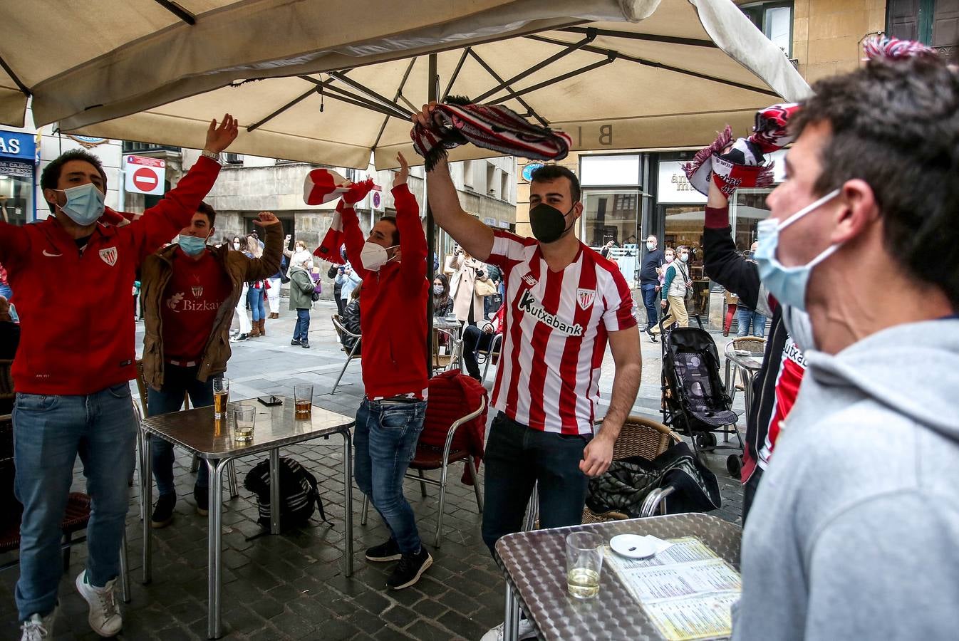 Fotos: Ambiente del Athletic en los balcones de Bizkaia