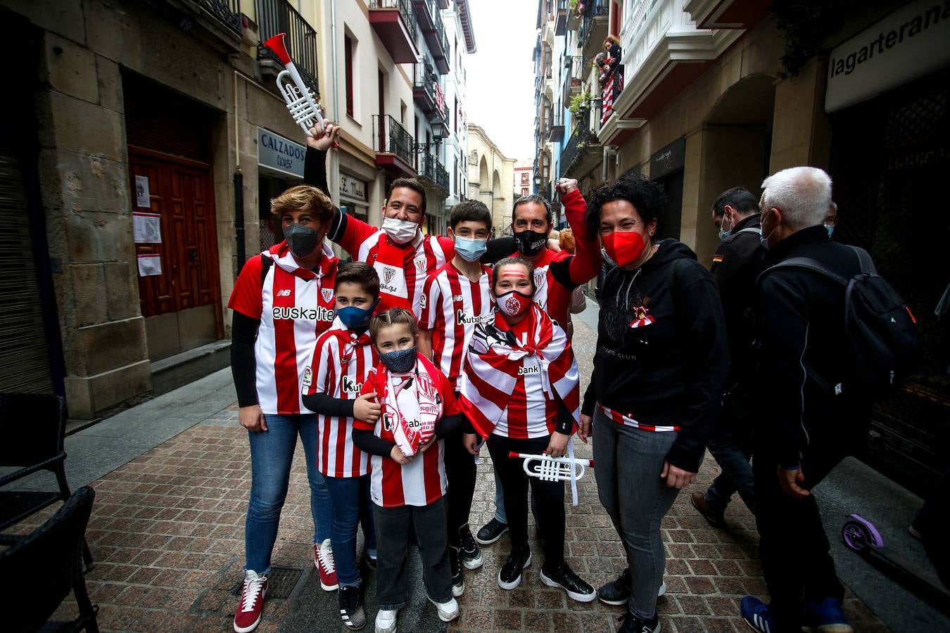 Fotos: Ambiente del Athletic en los balcones de Bizkaia