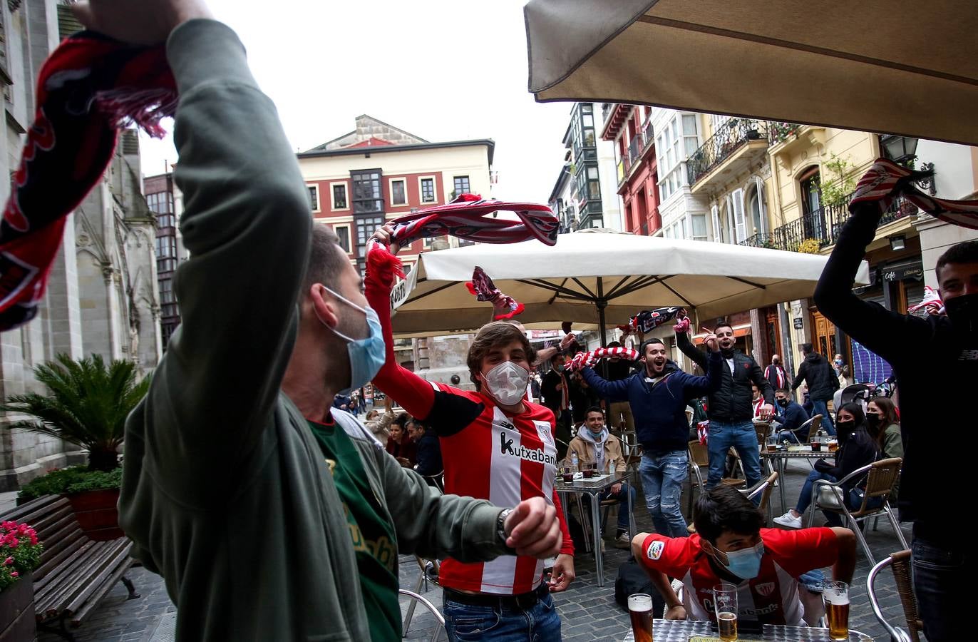 Fotos: Ambiente del Athletic en los balcones de Bizkaia