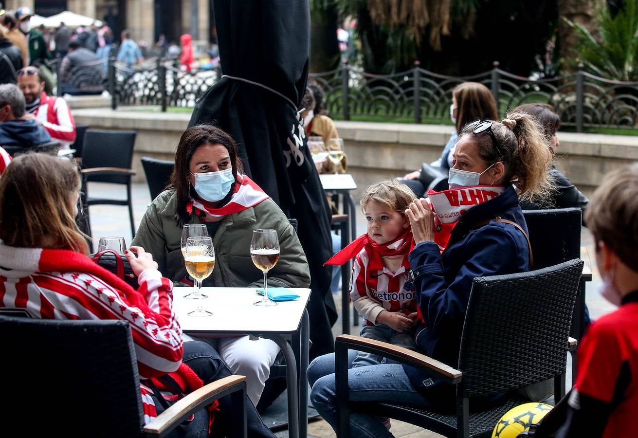 Fotos: Ambiente del Athletic en los balcones de Bizkaia