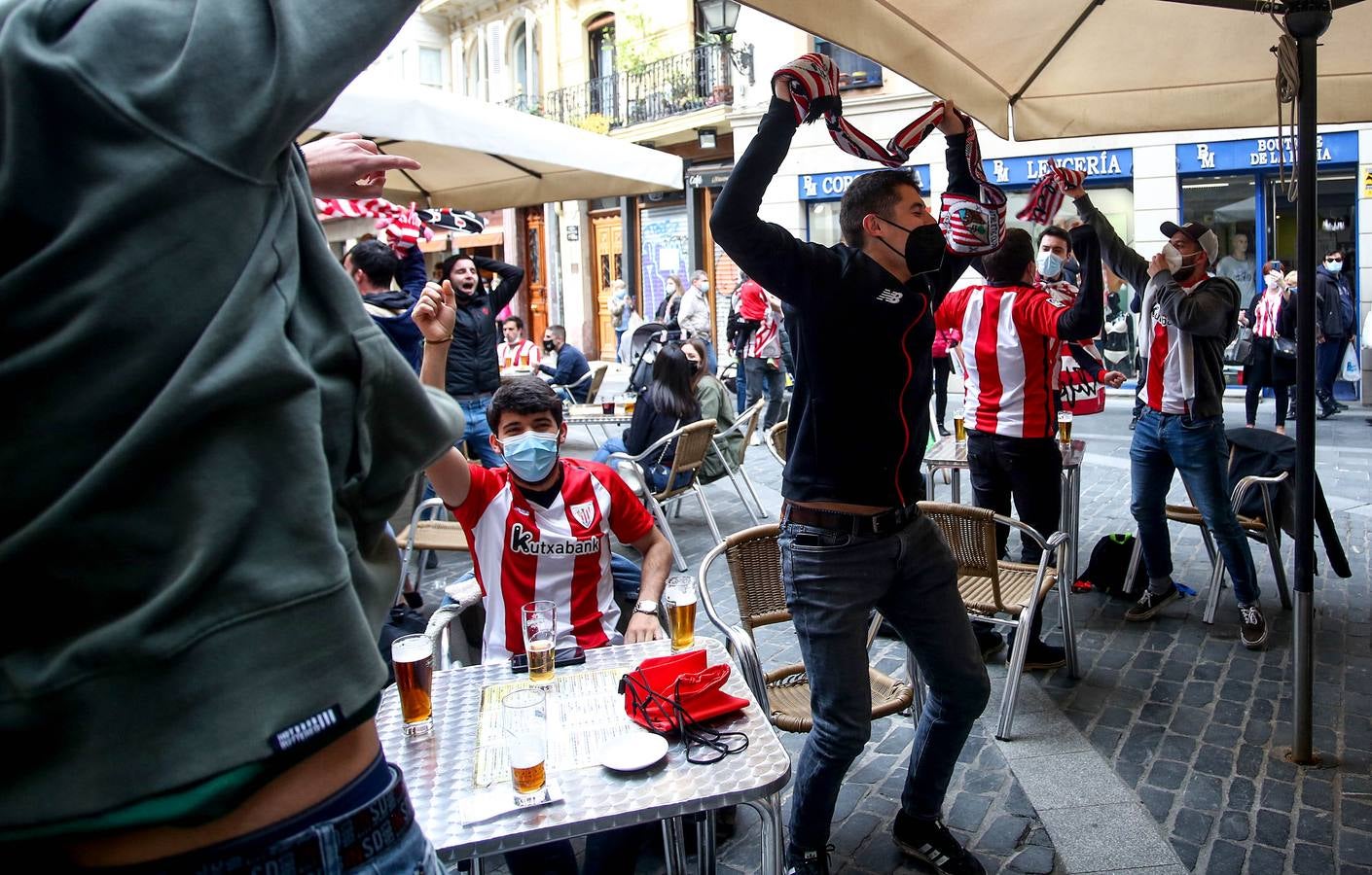 Fotos: Ambiente del Athletic en los balcones de Bizkaia