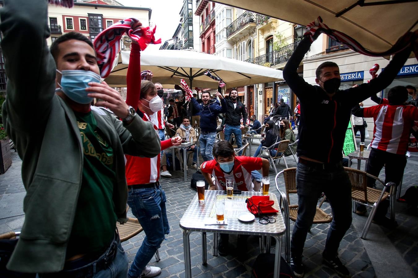 Fotos: Ambiente del Athletic en los balcones de Bizkaia