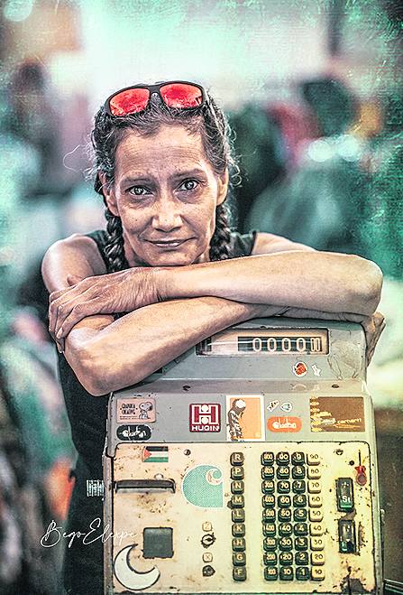 Adriana Pérez es una de las voluntarias en esta tienda solidaria que promuebe el reciclaje y proyectos sociales