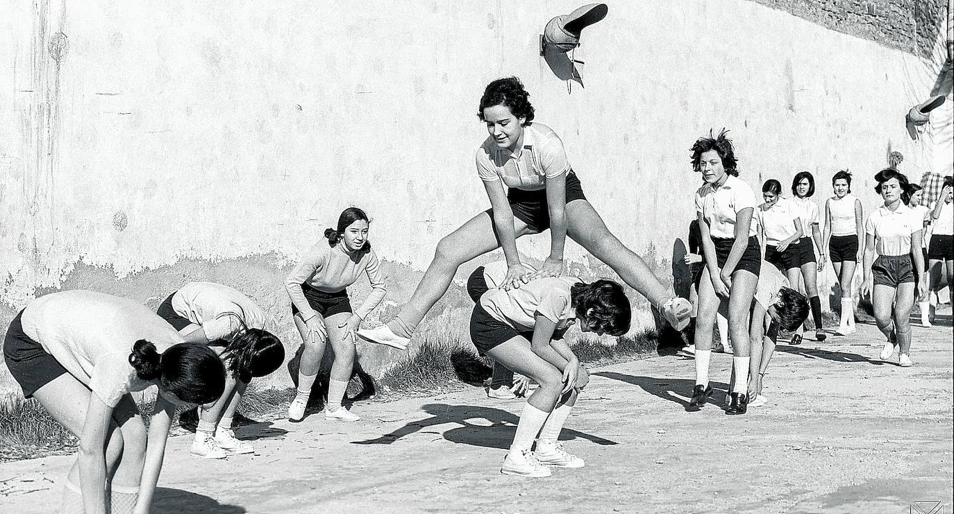 El fútbol alavés está muy pendiente de ‘Las Gloriosas’, el Alavés femenino que aspira a poner una pica en Flandes y ascender por primera vez en su corta trayectoria a la máxima categoría. Además de histórico, también sería un acicate para todas esas chicas que marcan goles por la igualdad en cada entrenamiento o partido en favor de un deporte más integrador. Por otro propósito igualmente justo y en su caso solidario se vistieron de futbolistas una veintena de alumnas de cuarto curso del colegio de San Prudencio hace cincuenta años para disputar un encuentro en La Vitoriana. El 28 de enero de 1971 y a iniciativa del propio centro escolar se enfrentaron entre sí para recaudar fondos con destino a la campaña del Día Misional Mundial de la Santa Infancia. La entrada se vendió al precio único de 10 pesetas y según las crónicas fue numeroso el público que acudió al campo de Zaramaga a ver a las jóvenes, que si no fueron las pioneras en eso de chutar a portería, poco les faltó. «Hubo sobre todo tres o cuatro muchachas que le dieron al esférico con garbo, con fuerza, con clase... Hasta un penalty se señaló, traducido en gol por el equipo amarillo», escribió el periodista de EL CORREO. El resultado debió ser lo de menos pues no se incluyó en la reseña de prensa. En la foto, las jugadoras en un curioso entrenamienrto previo al gran día. 