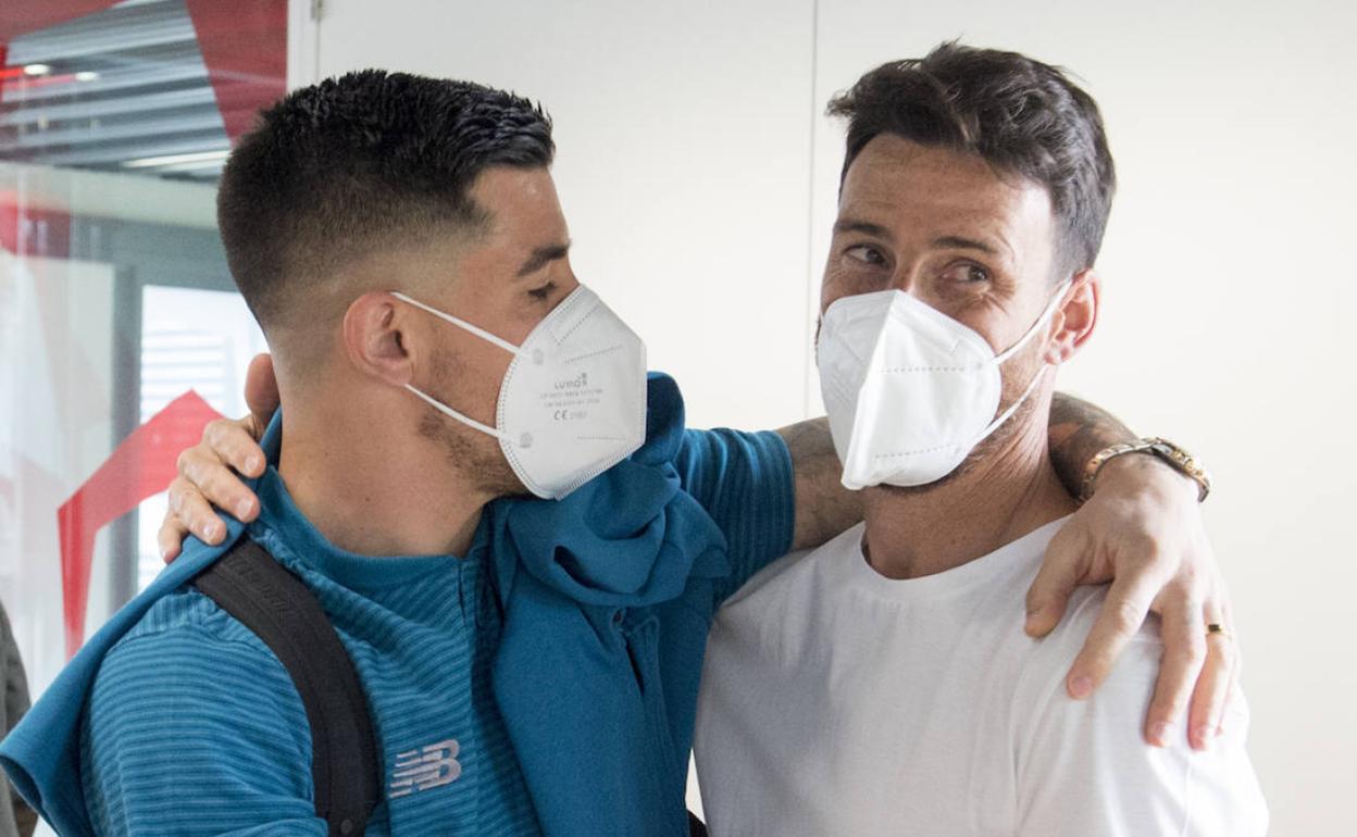 Yuri y Aduriz se abrazan en Lezama.