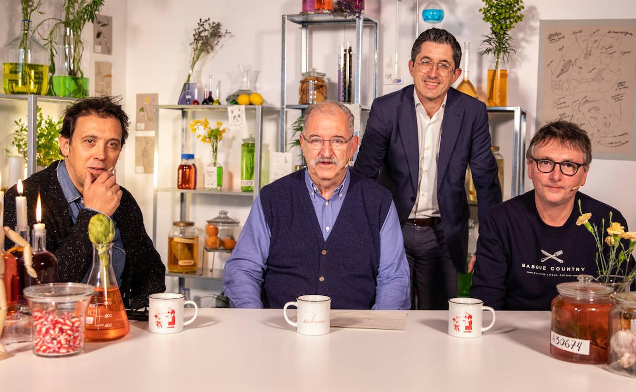 Pedro Subijana rodeado de Francis Paniego, Joxe Mari Aizega y Andoni Aduriz.