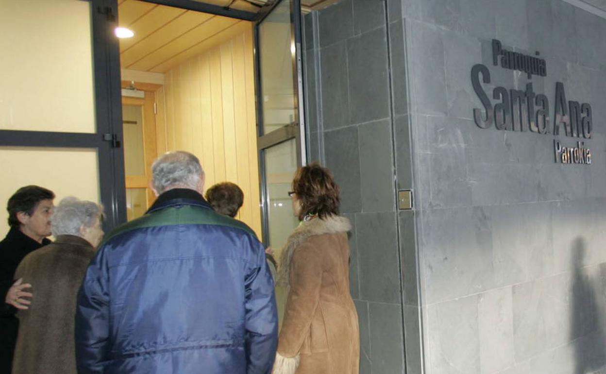 Entrada a la parroquia de Santa Ana el día de su inaugración. 