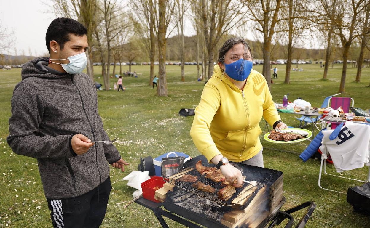 Víctor Serna y Estela Saelicas preparan una barbacoa con sus amigos. 