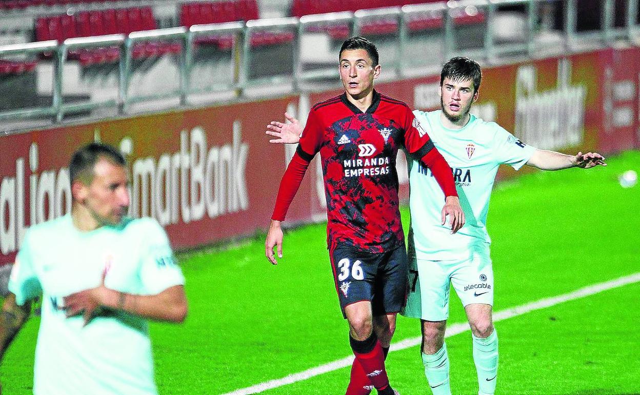Pablo Martínez y Guille Rosas esperan el balón durante el duelo entre el Mirandés y el Sporting de la primera vuelta. 