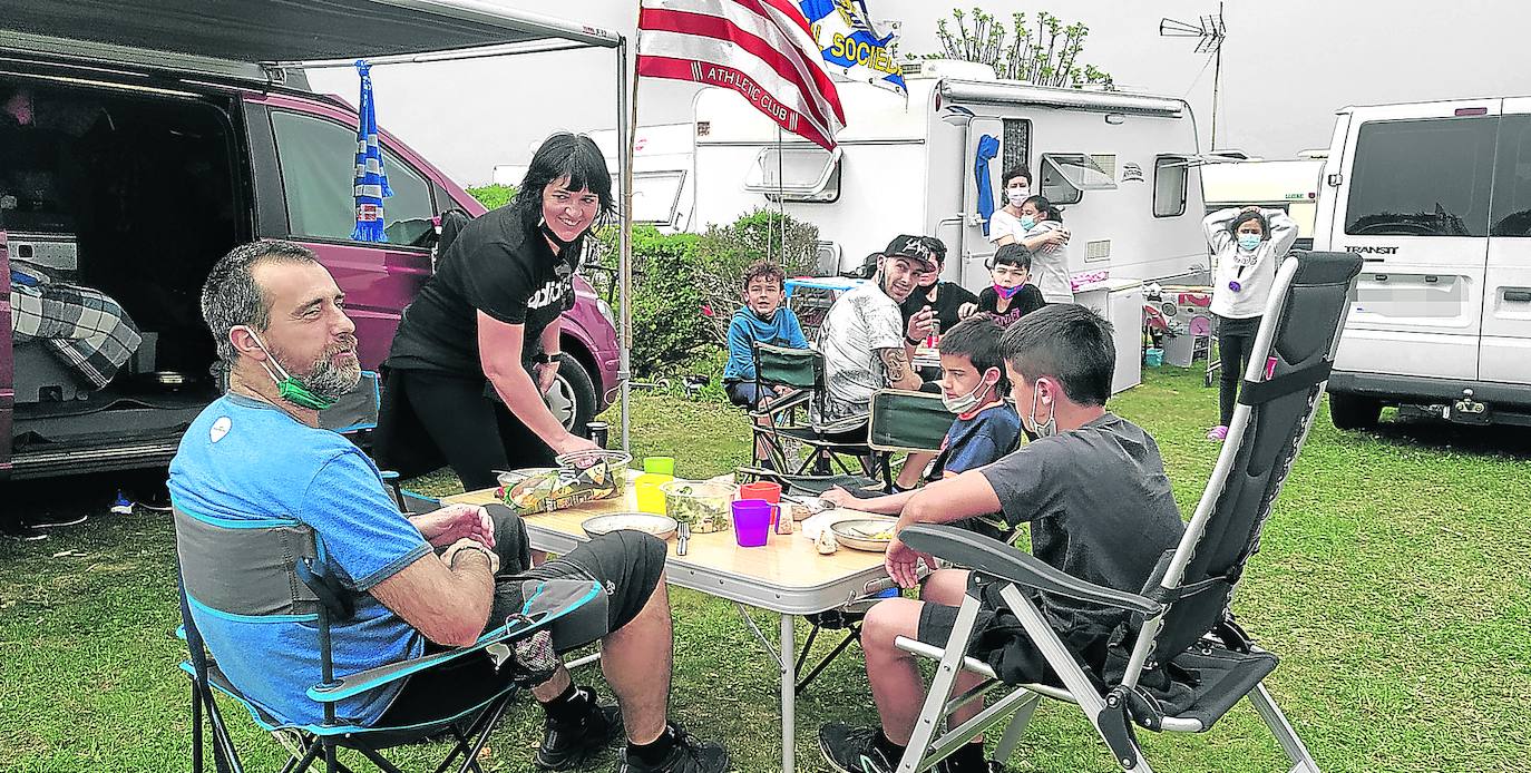 Ainara Biain, junto a su pareja e hijos, bromean en la sobremesa con sus vecinos de Abadiño y, al menos por estas vacaciones, también de parcela en su destino vacacional. 