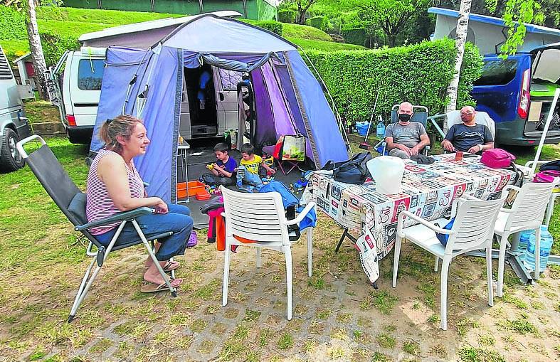 Las familias Cubero y Gomes junto a su tienda en Mundaka.